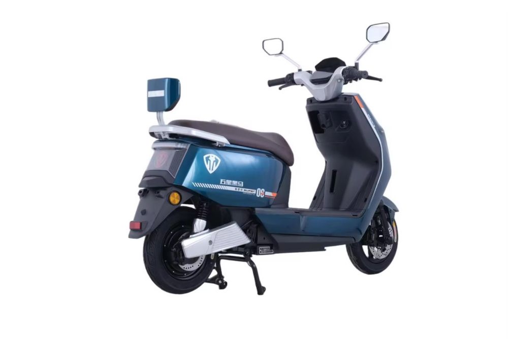 Scooter elétrica nova, pronta a circular!