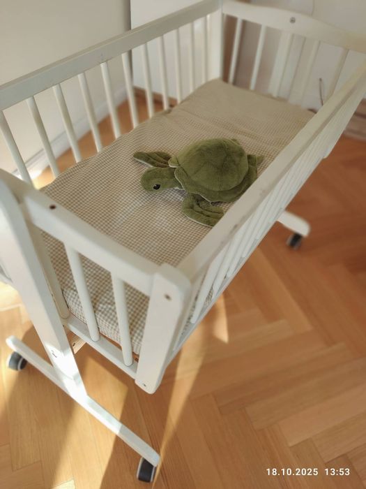Łóżeczko drewniane niemowlęce, kołyska na kółkach.