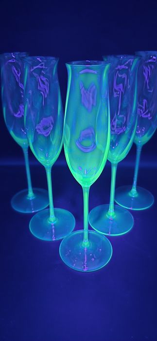 Uran pięć kieliszków turkusowych do szampana szkło uranowe