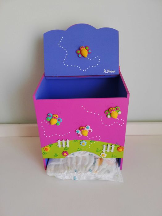 Candeeiro e Caixa para guardar fraldas com o nome Madalena