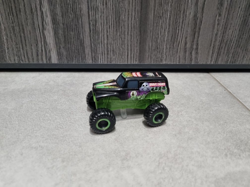 Hotwheels T-rex Grocery + monster truck hotwheels