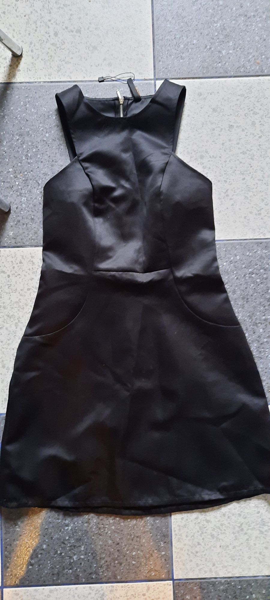 Sukienka S czarna satyna