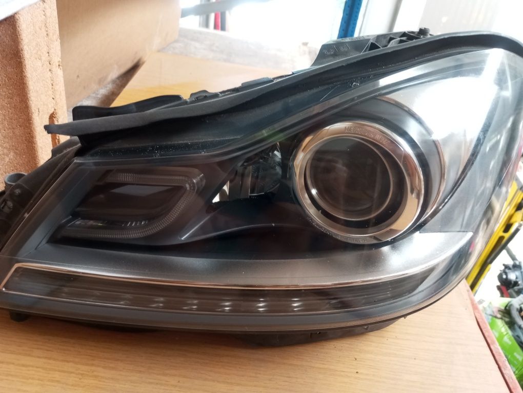 Farol esquerdo xenon Mercedes W .204.820.35.39.