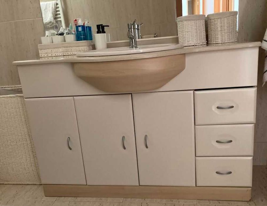 Armario e espelho casa de banho