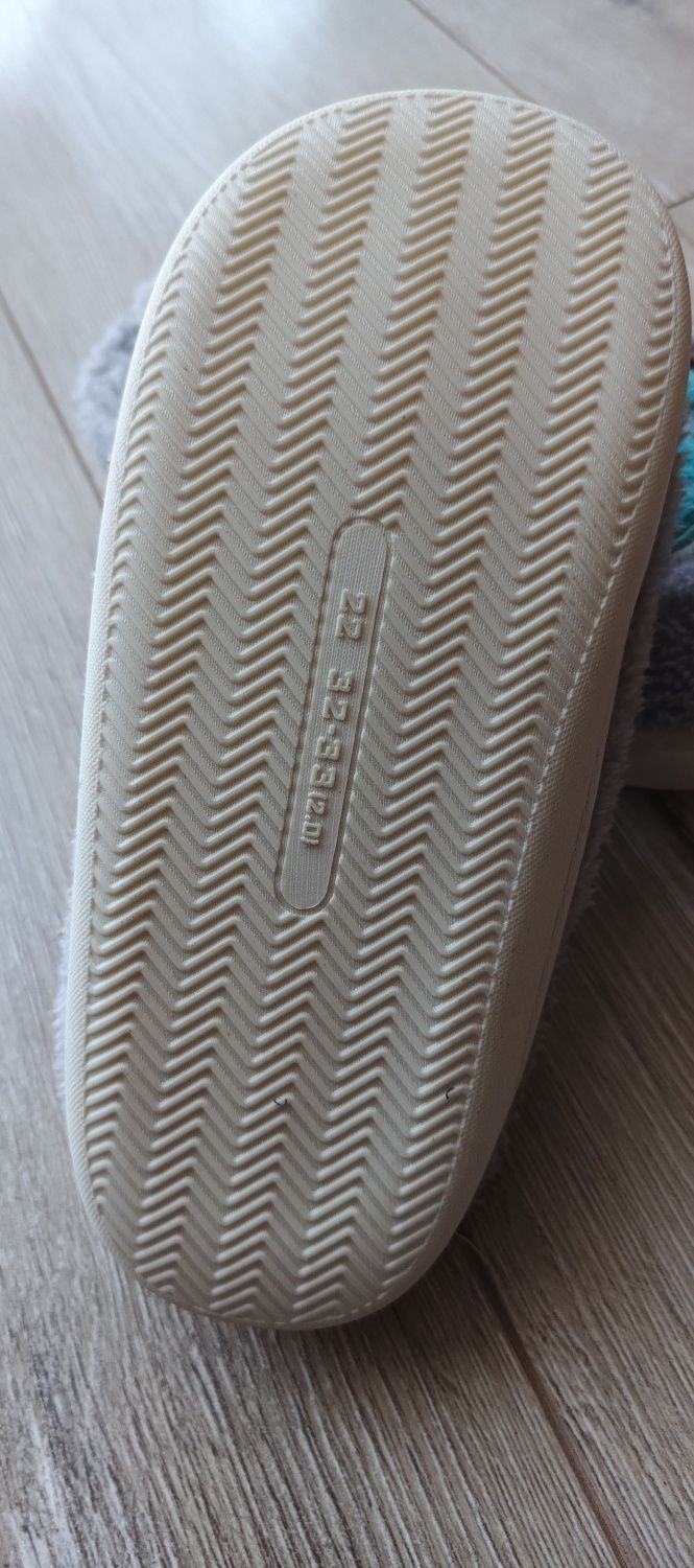 Nowe kapcie chłopięce 32/33 dinozaur