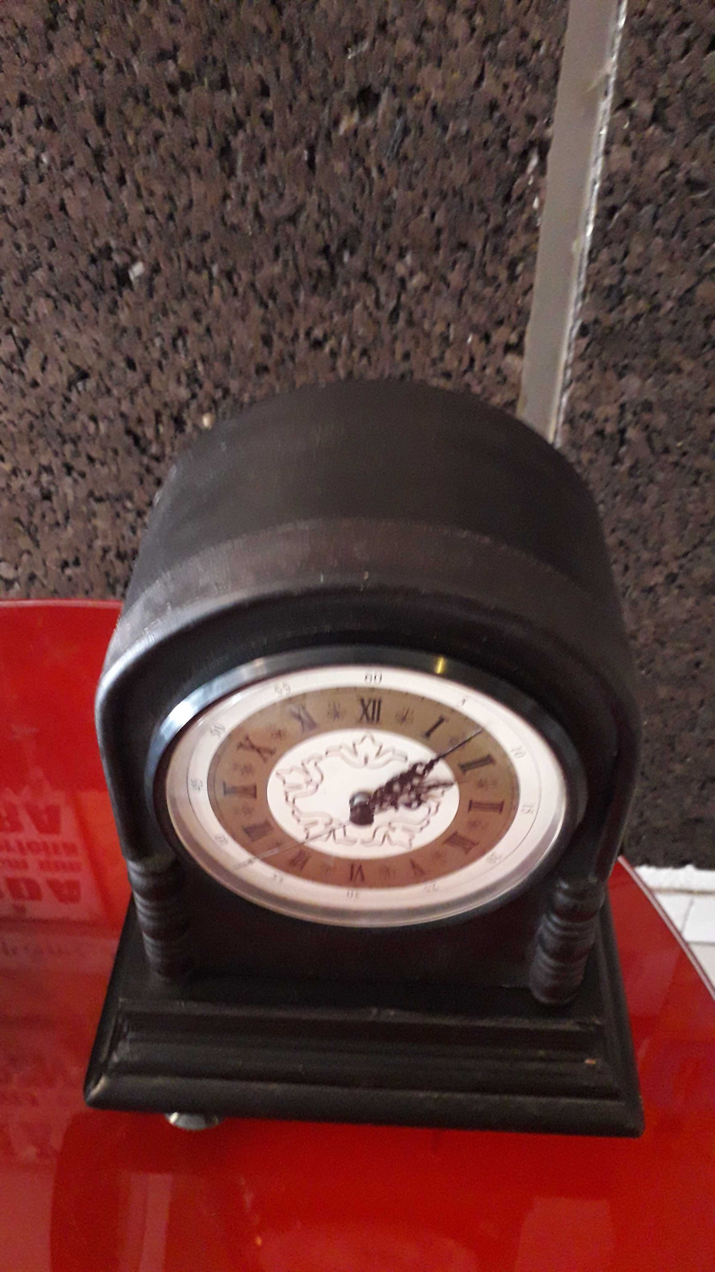 Relógio de madeira antigo ( vintage) com algum desgaste .