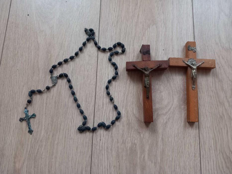 różaniec i dwa drewniane krzyże
