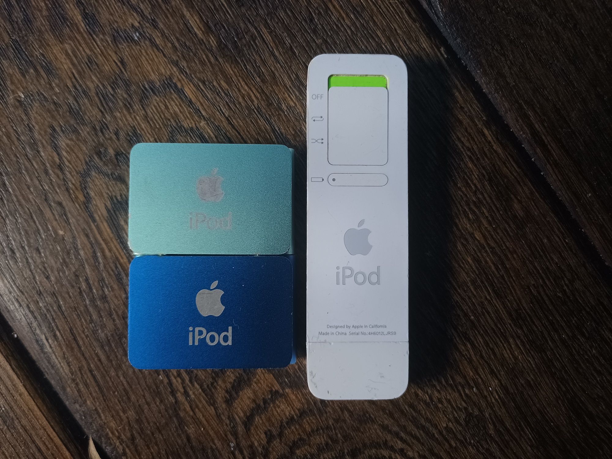 iPod shuffle 2x drugiej generacji oraz jeden generacji pierwszej