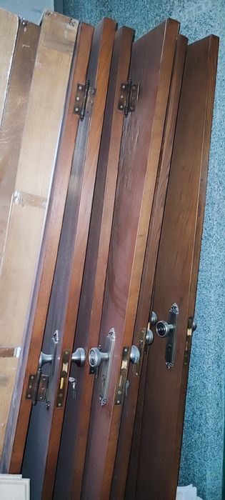 Várias portas e guarnições