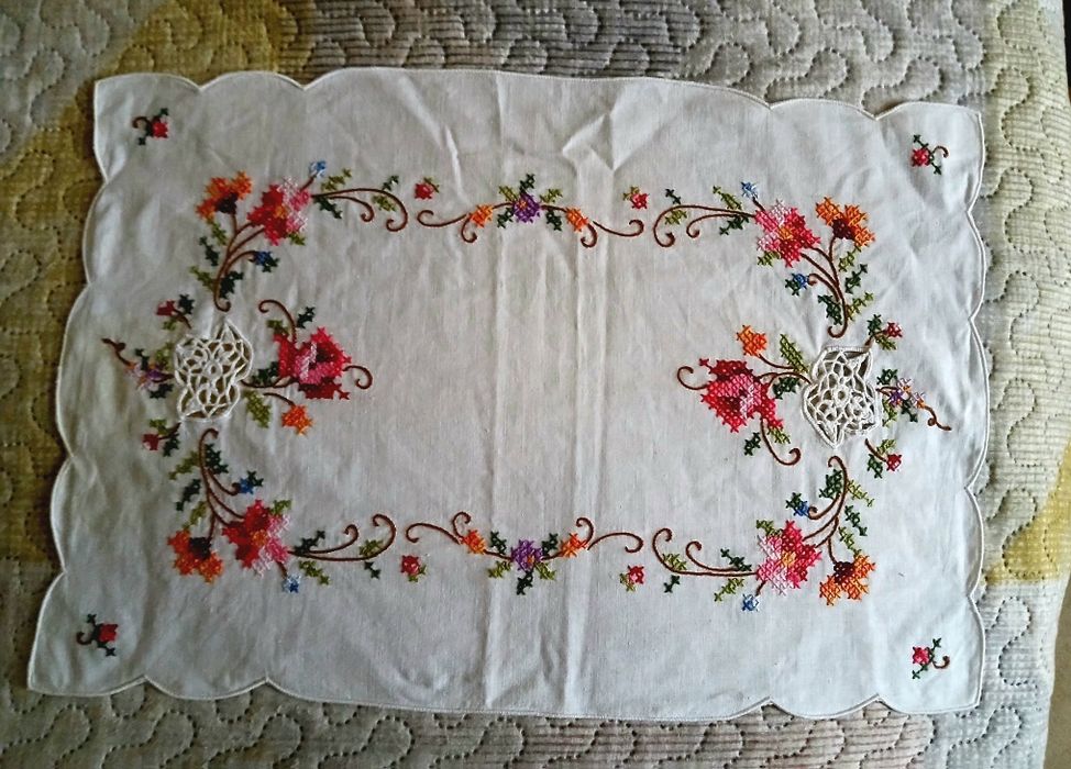 Naperon retangular em ponto de cruz