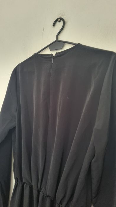Elegancki czarny kombinezon z dekoltem na zakładkę vero moda