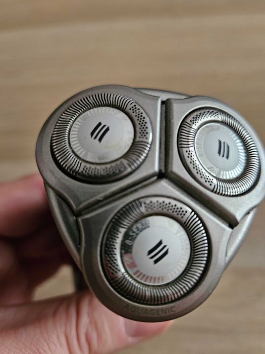 Sprzedam używaną maszynkę do golenia Philips Philishave 8893.