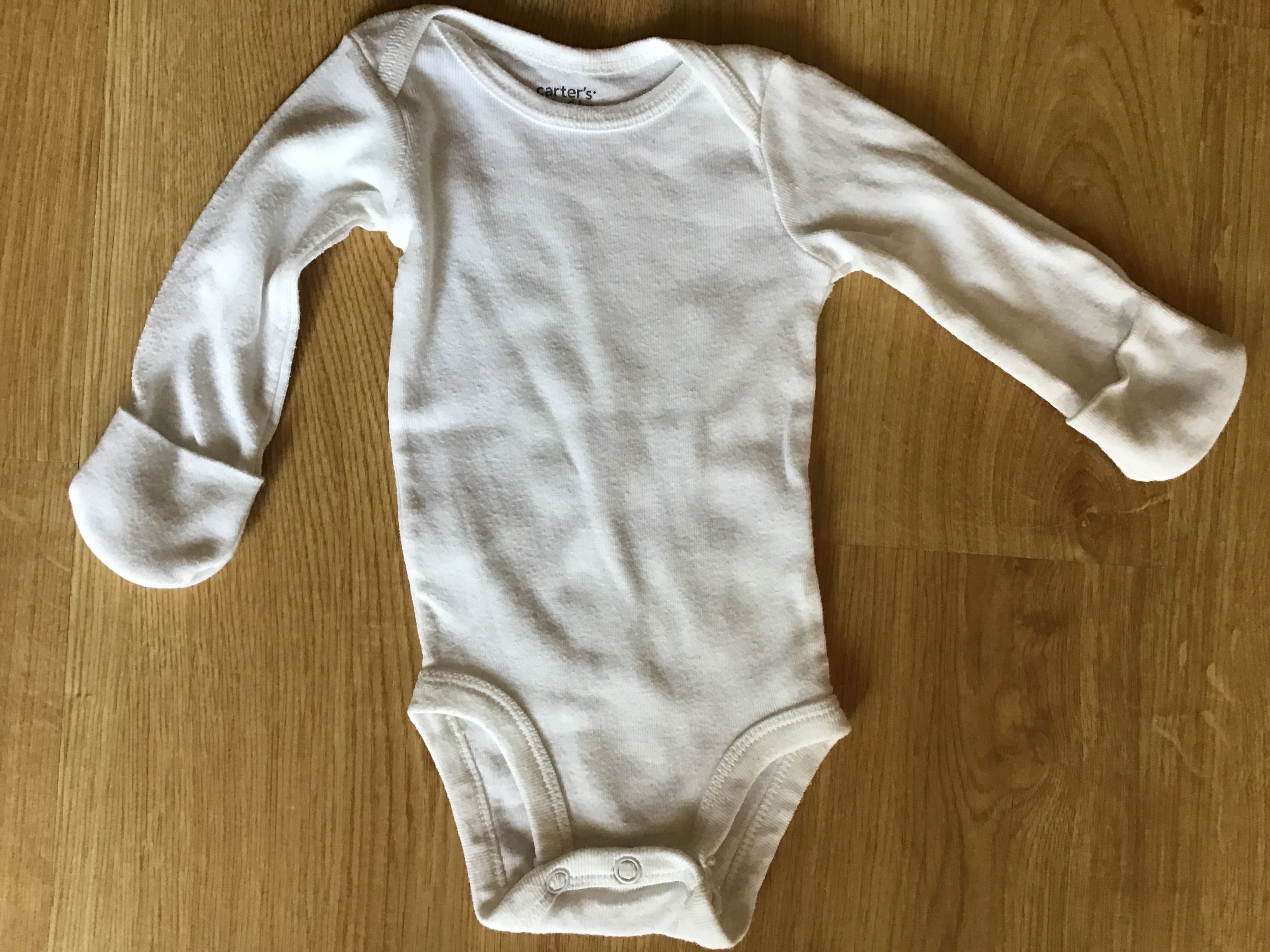 Śpioszki niemowlęce 5 pak. :2p,1śpioszki z czapką 3 m i 2 dł.koszulki