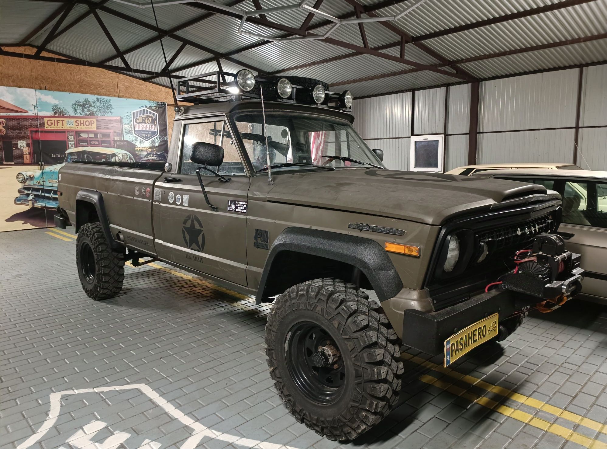 Jeep J4000 Gladiator 5.9 4x4 Pickup