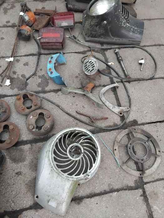 Муравей з документами по запчастинах