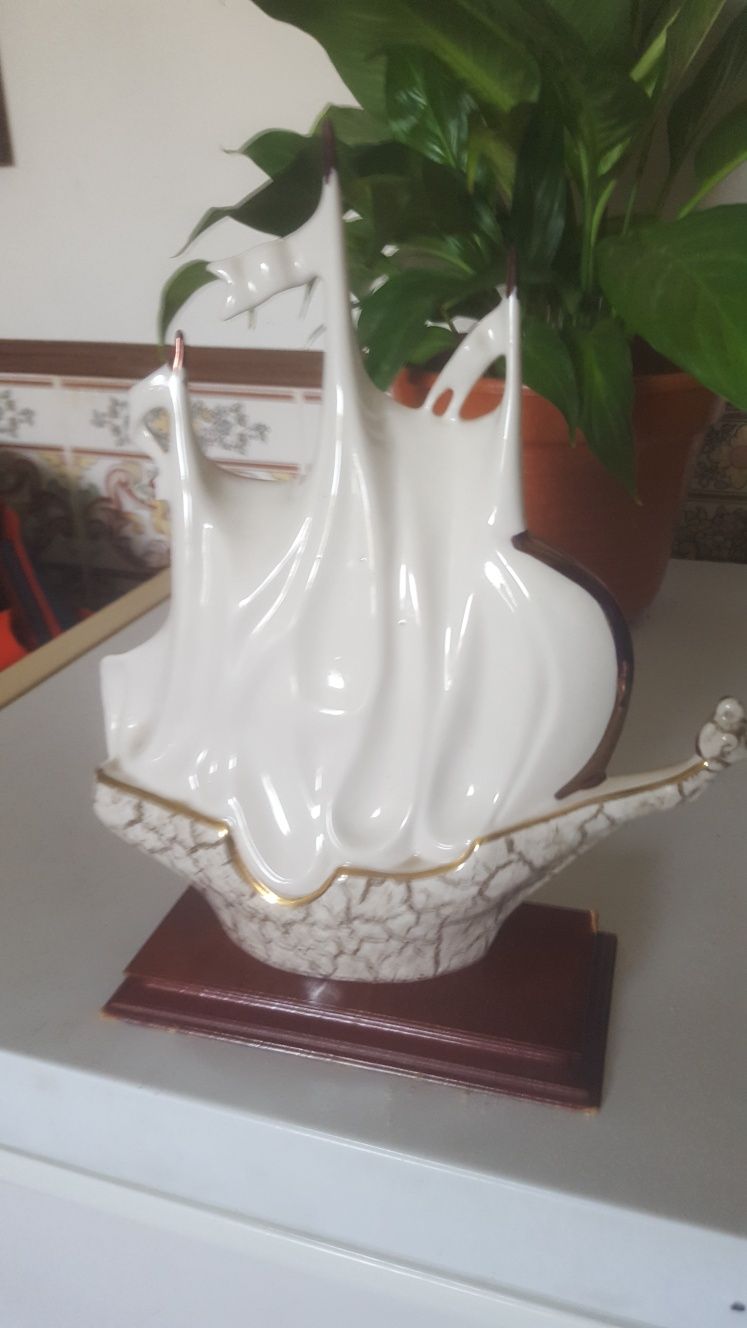 Barco em porcelana  de artesanato