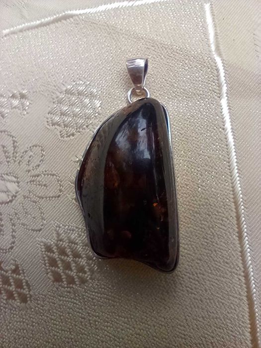 Duży,srebrny wisiorek z bursztynem, ciemny bursztyn zawieszka