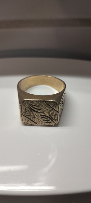 Sygnet z PRL nie wiem czy to jest złoto