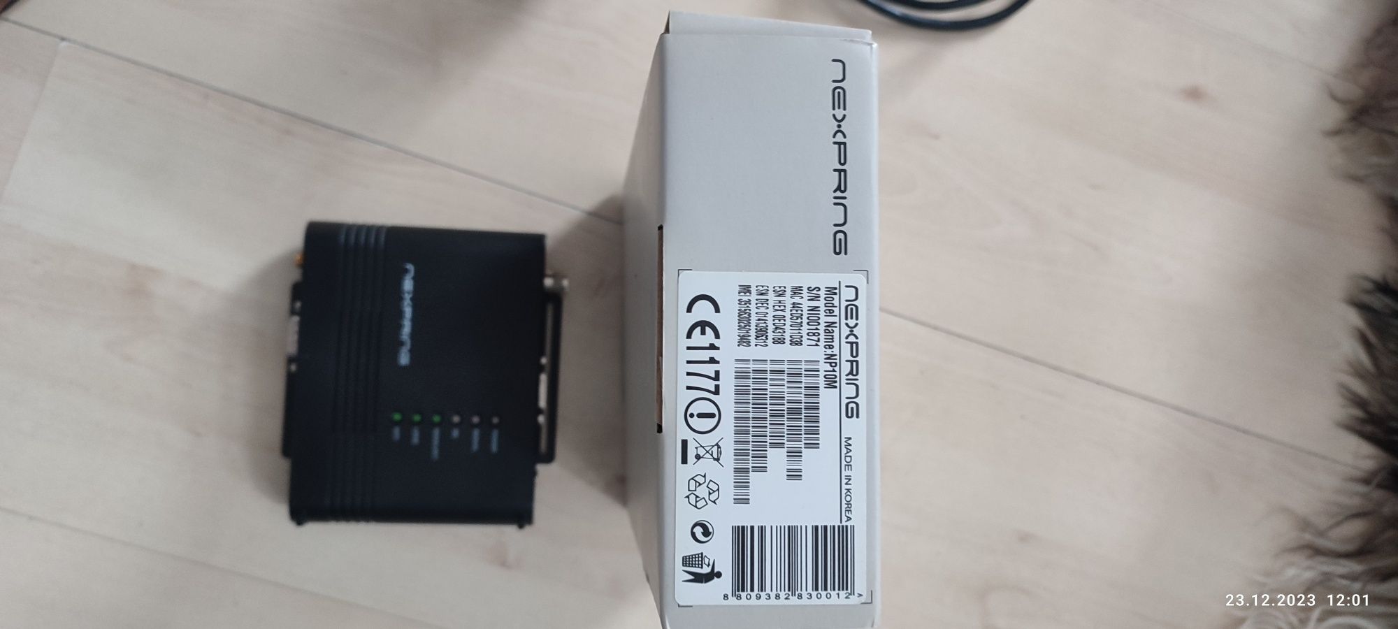 Router Nexpring NP10Mz akumulatorem i slotem karty SIM.