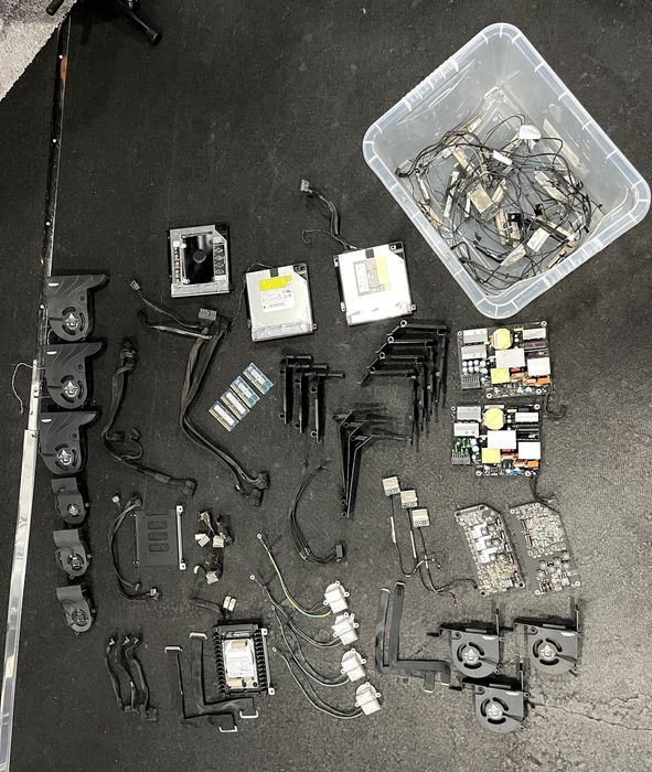 Conteúdo de vários imacs desmontados