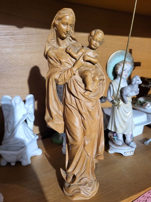Drewniana rzeźba Matki Bożej Maryja z dzieciątkiem Jezus