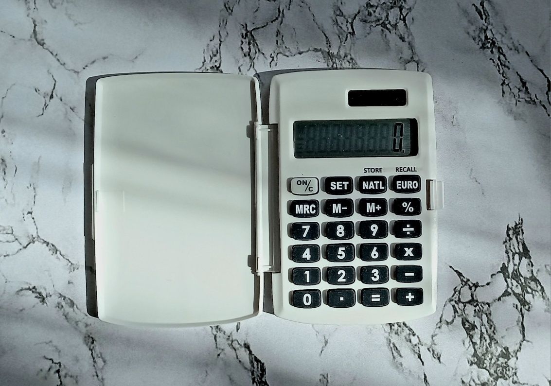 Biały kalkulator z klapką