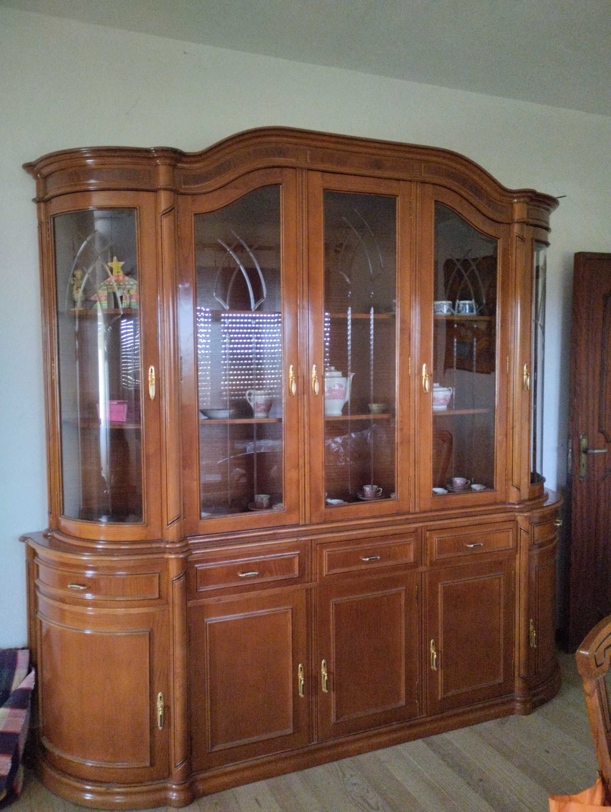 Sala de jantar (cristaleira e mesa com seis cadeiras)