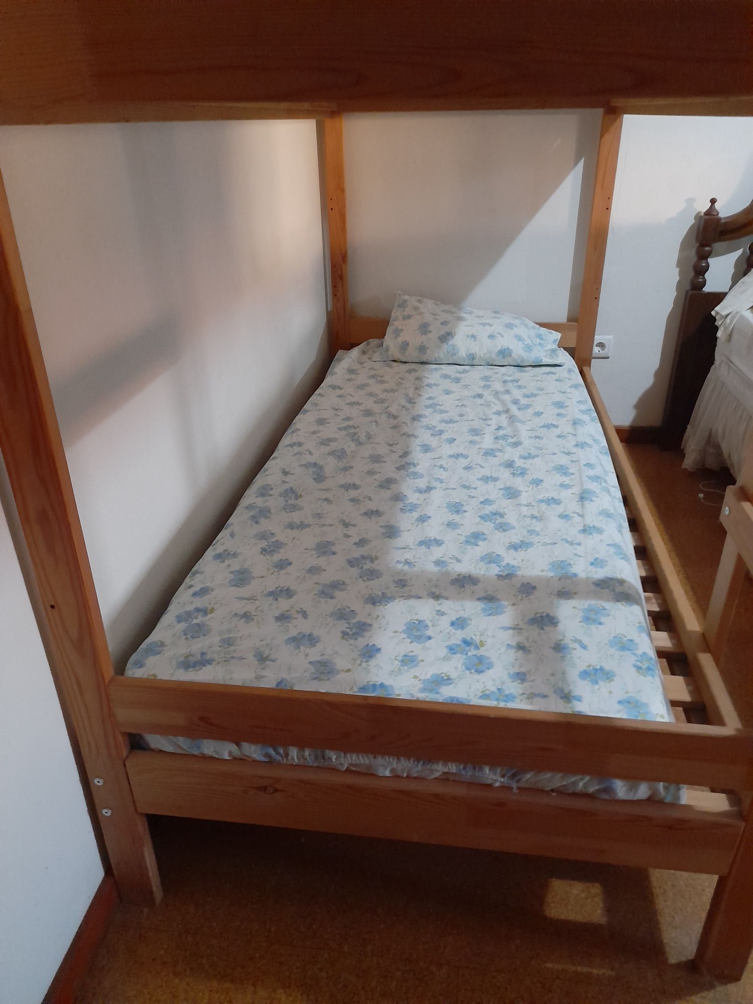 Beliche IKEA com 2 colchões