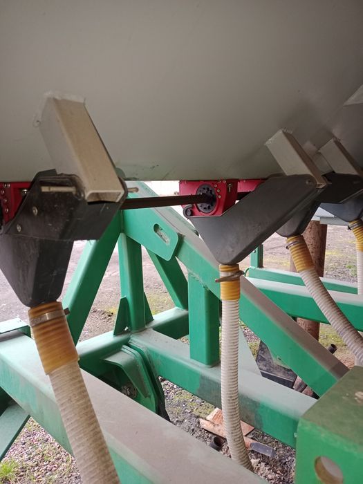 Глибокорозпушувач ГР 2.5 з баком для внесення сухих добрив