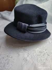 Grantowy kapelusz w stylu Królowej Angielskiej