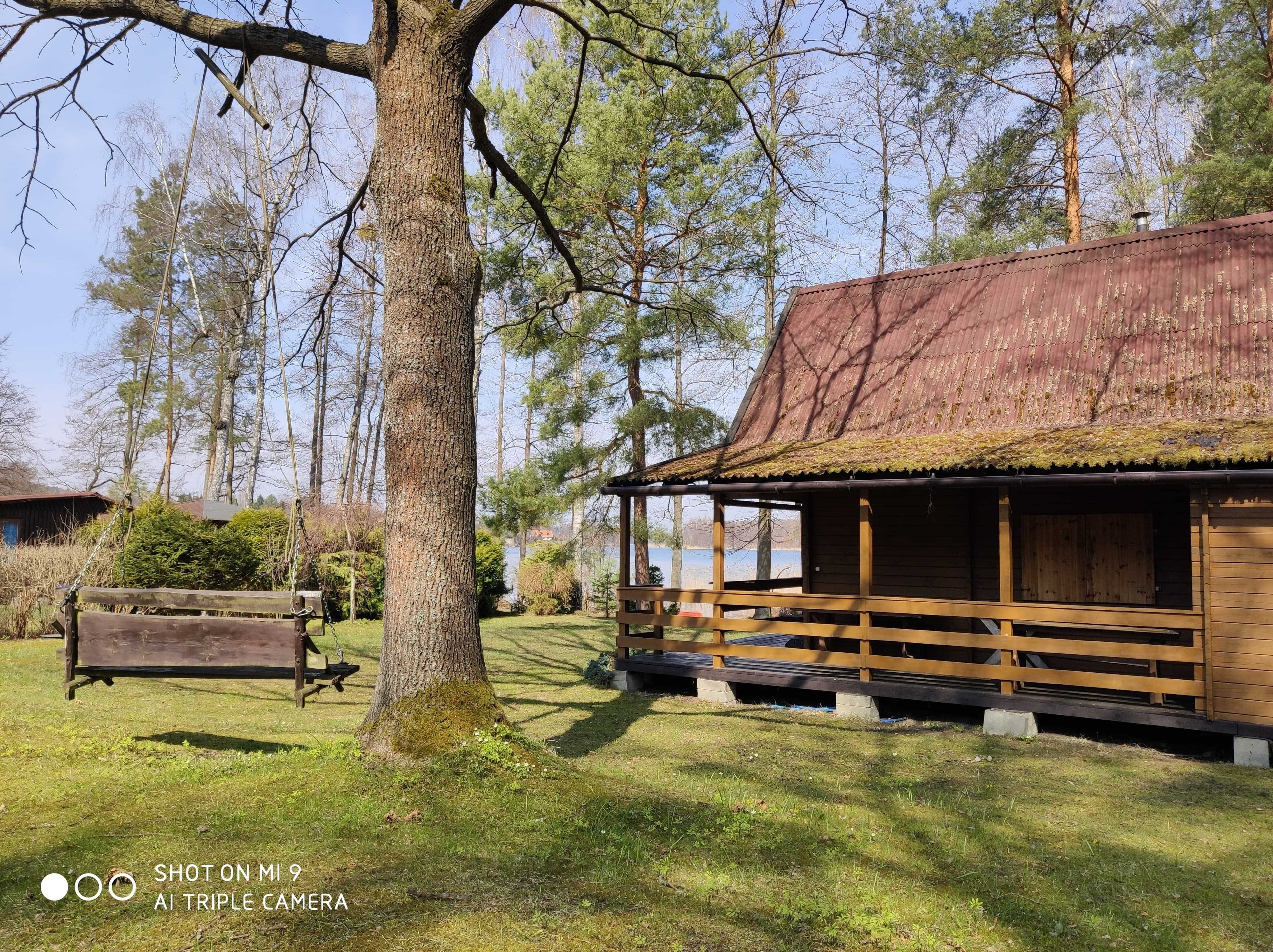 Domek nad jeziorem --- Majdy (Olsztyn) z linią brzegową i pomostem.