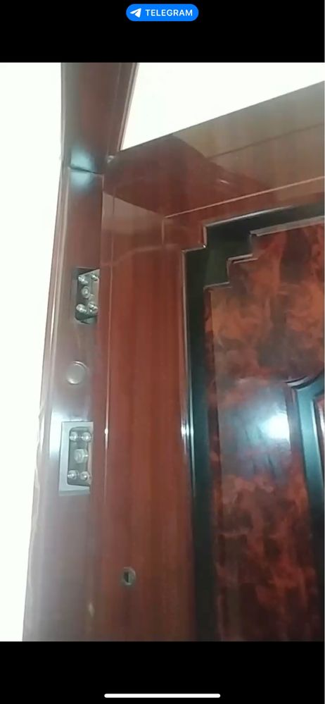 Дверь входная металлическая. Очень красия. Выглядит по-богатому!