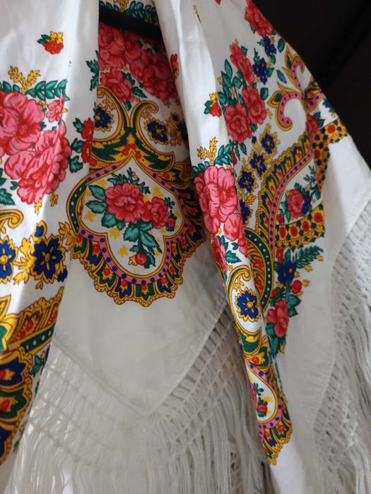 2 lenços de Vianeza com franja, um verde e outro branco (valor cada)