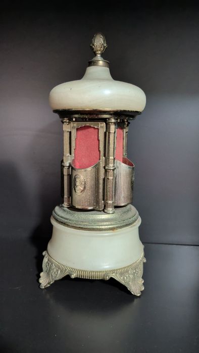 carrossel de cigarros de mármore e metal dourado de estilo antigo