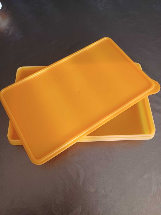 Caixa da Tupperware retangular cor de laranja