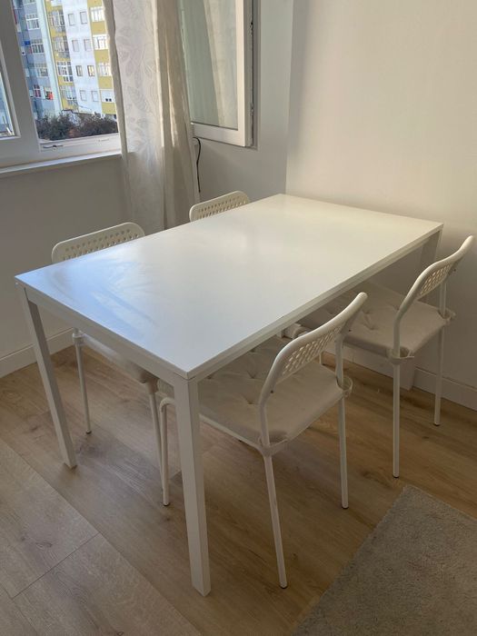 Mesa com 4 cadeiras