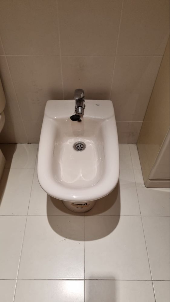 Louça completa WC: lavatório com armário, bidé e sanita com autoclismo