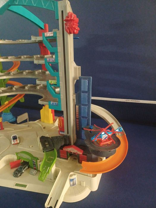 Hot wheels garagem semi nova