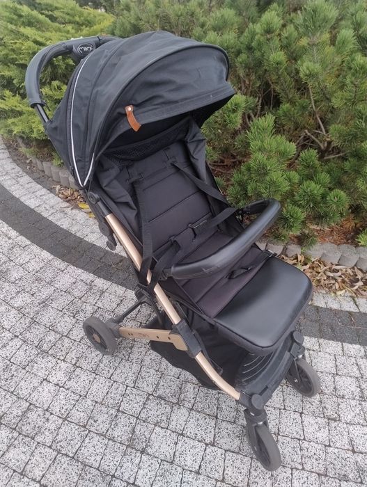 Spacerówka, wózek spacerowy MoMi Estelle: czarny na złotej ramie