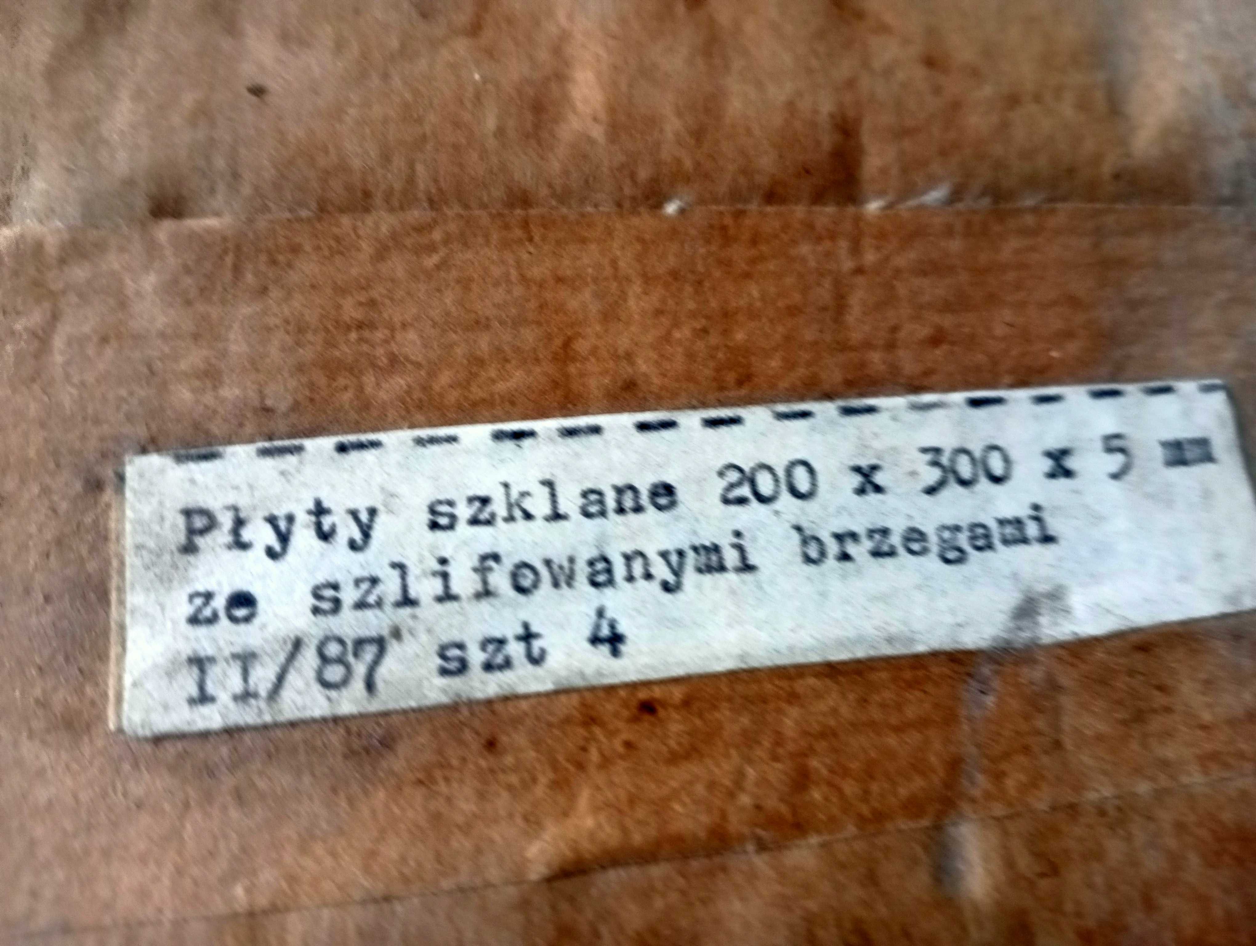 Płytki szklane że szlifowanymi brzegami 200/300/5mm cena za szt.4