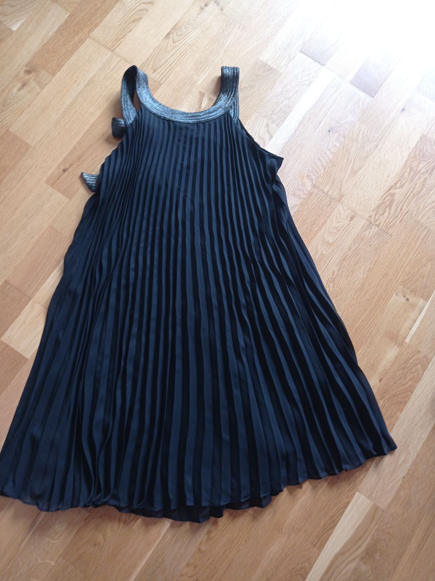 Dressbarn plisowana czarna sukienka, r. 10