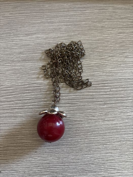 Naszyjnik z czerwona zawieszka