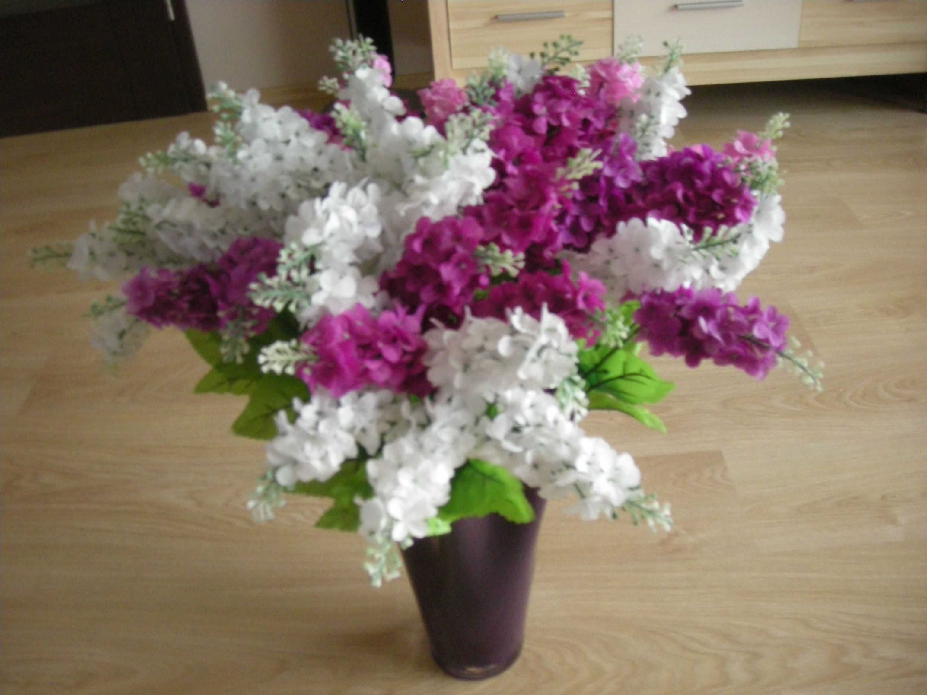 Kwiaty sztuczne (bez) w oryginalnym wazonie
