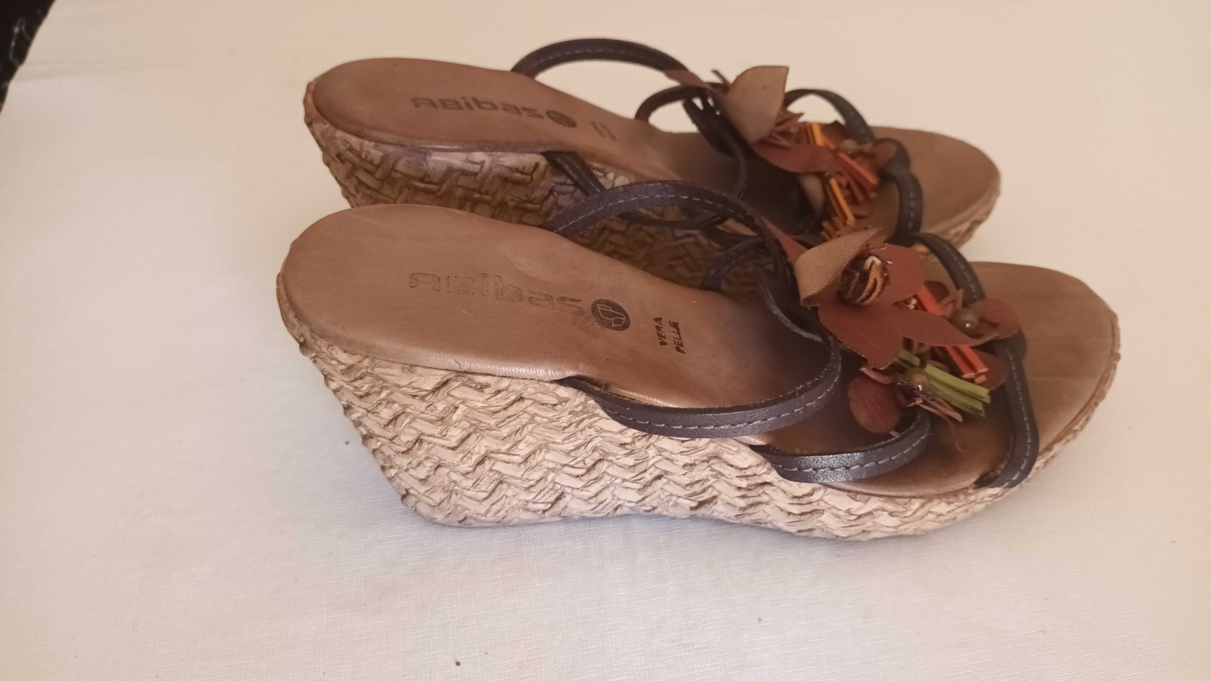 Chinelas de cunha em pele