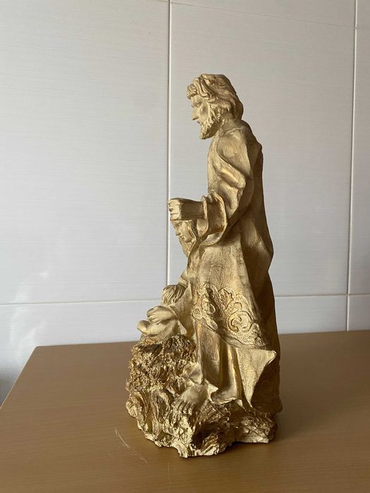 Escultura talhada em dourado representativa do presépio