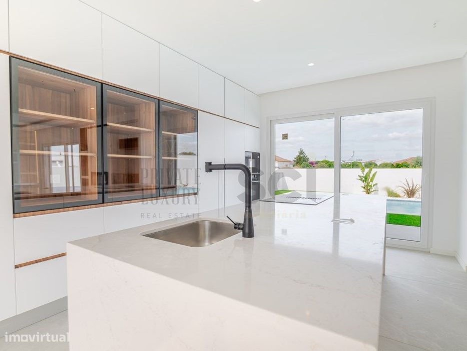 Moradia Nova T4 Cruz de Pau Seixal Piscina e Pérgola