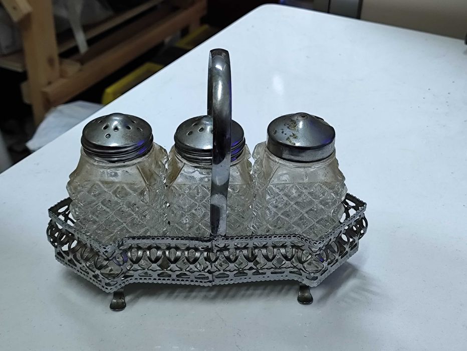 Conjunto de saleiro e pimenteiro de meados do século XX cesto england