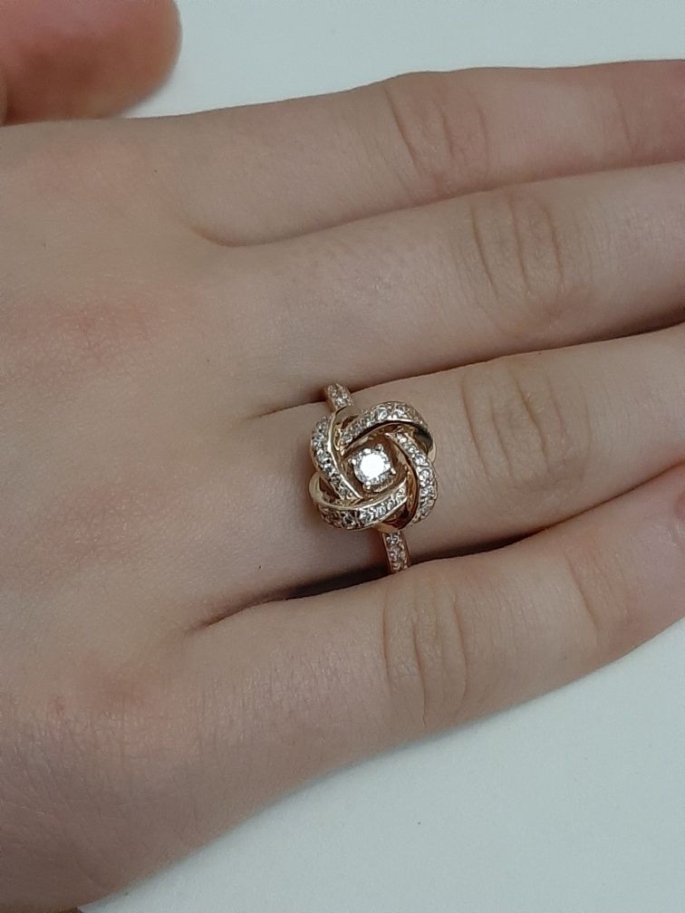 Золотое кольцо с бриллиантами. 0.55 карат.