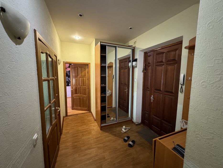 Продам 2 комнатную квартиру сталинку в центре города район металлургич