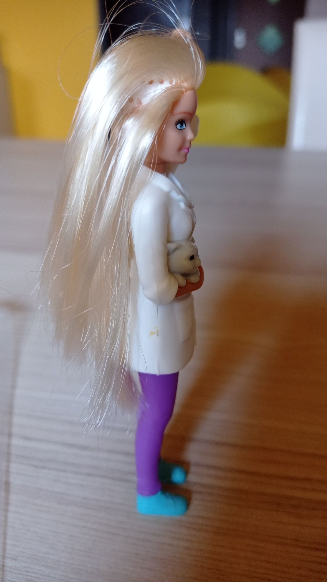 Lalka mini Barbie Mattel i kotek - lalka weterynarz z kotkiem - NOWA